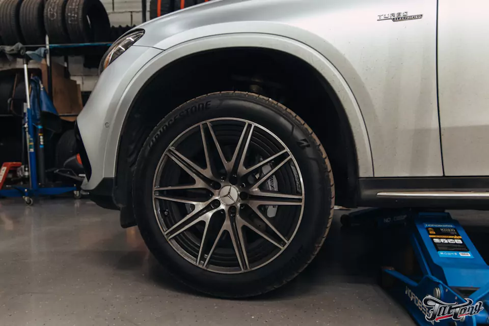Фирменный шиномонтаж с адаптацией и балансировкой на стендах Hunter для Mercedes GLC 43 AMG